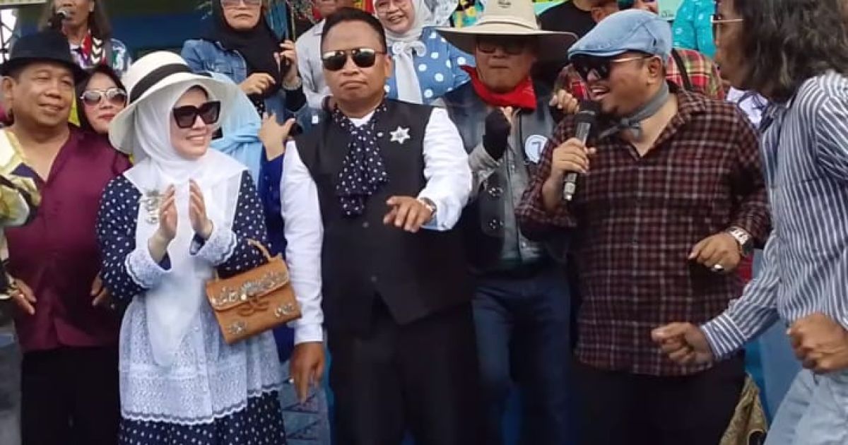Wali Kota Depok Supian Suri tampil dengan kostum retro era 70-an dalam Lebaran Depok 2026. Acara berlangsung meriah sekaligus mendorong dukungan terhadap UMKM lokal.