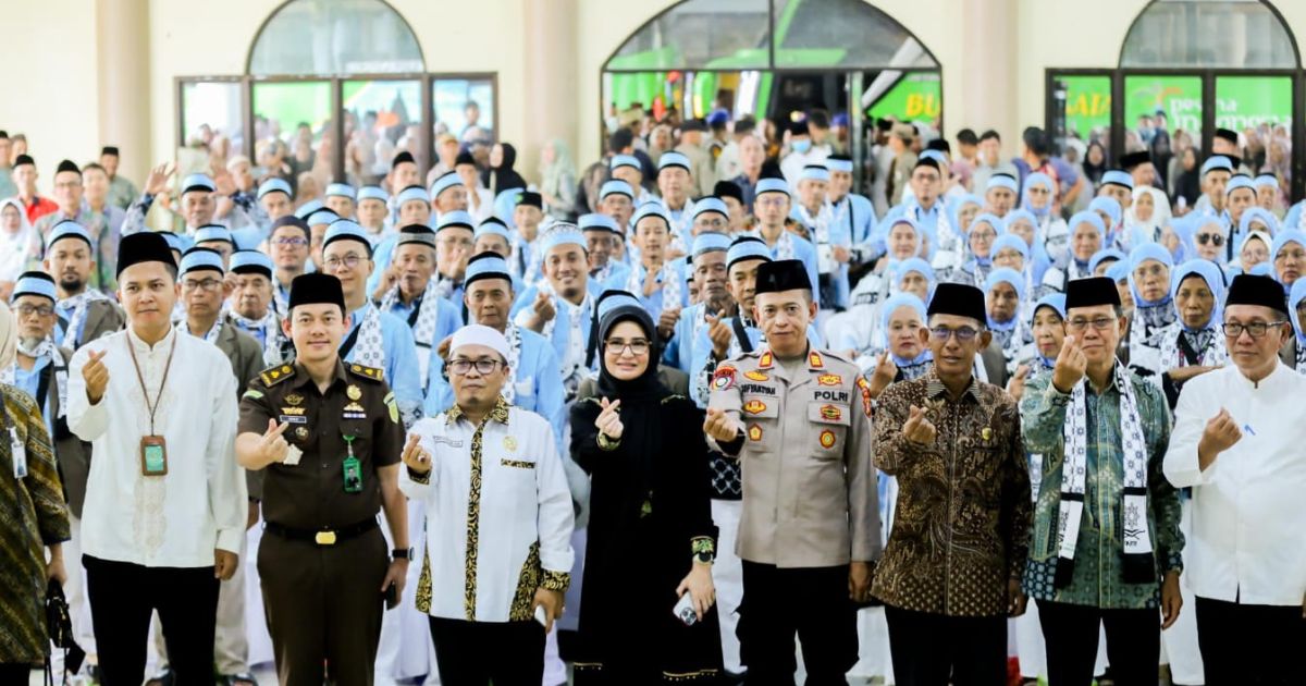 Bupati Pesawaran Nanda Indira melepas 127 jamaah calon haji tahun 2026 di Islamic Center Pesawaran. Jamaah terbagi dalam dua kloter menuju Tanah Suci.