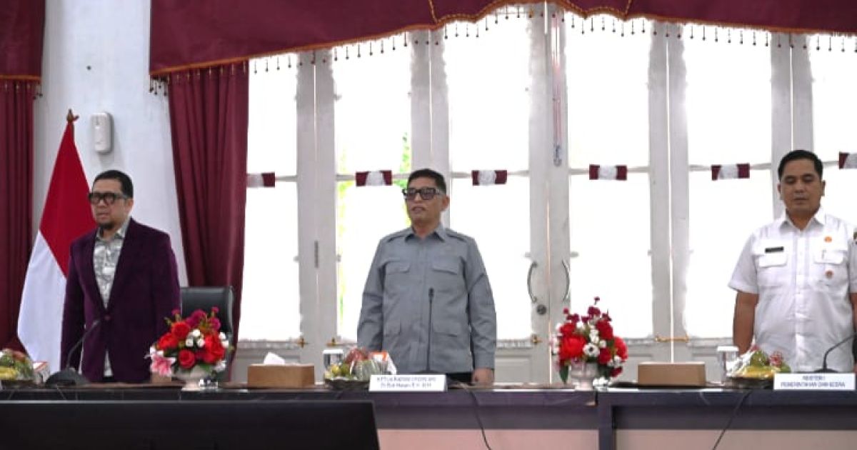 Ketua Badan Legislasi ( DPR RI, Bob Hasan bersama dengan Pemprov Sumatera Barat, Akademisi dari Universitas Andalas dan berbagai elemen Masyarakat adat lainnya di Padang. Dok: Parlementaria ( Ayu/Andri).