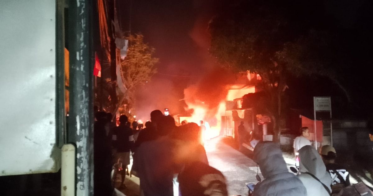 Mobil Diduga Terbakar di Depan Kantor Desa Parakanmuncang, Warga Sempat Panik