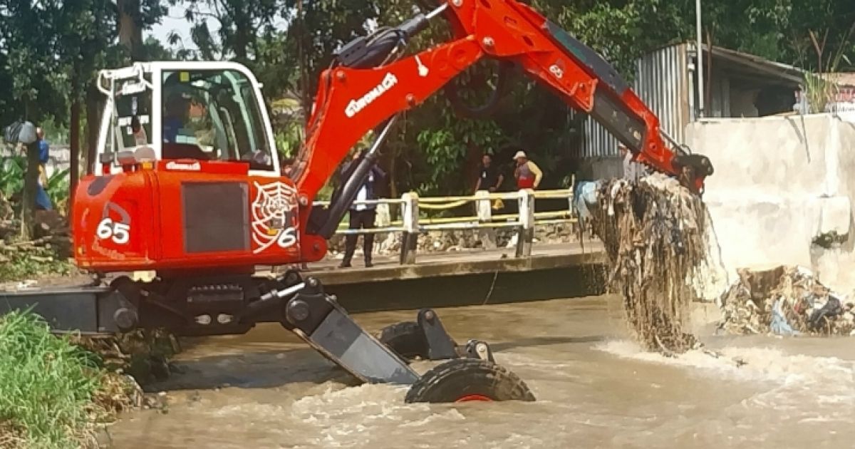 Wali Kota Depok Supian Suri meninjau banjir di Kampung Benda Cipayung dan mengerahkan alat berat untuk normalisasi saluran air.