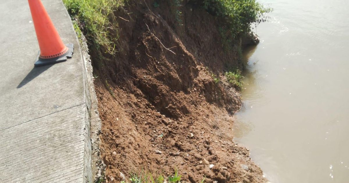 Bahu Jalan Koleang–Neglasari di Kecamatan Jasinga, Kabupaten Bogor, mengalami longsor dan dikhawatirkan semakin meluas jika tidak segera diperbaiki.