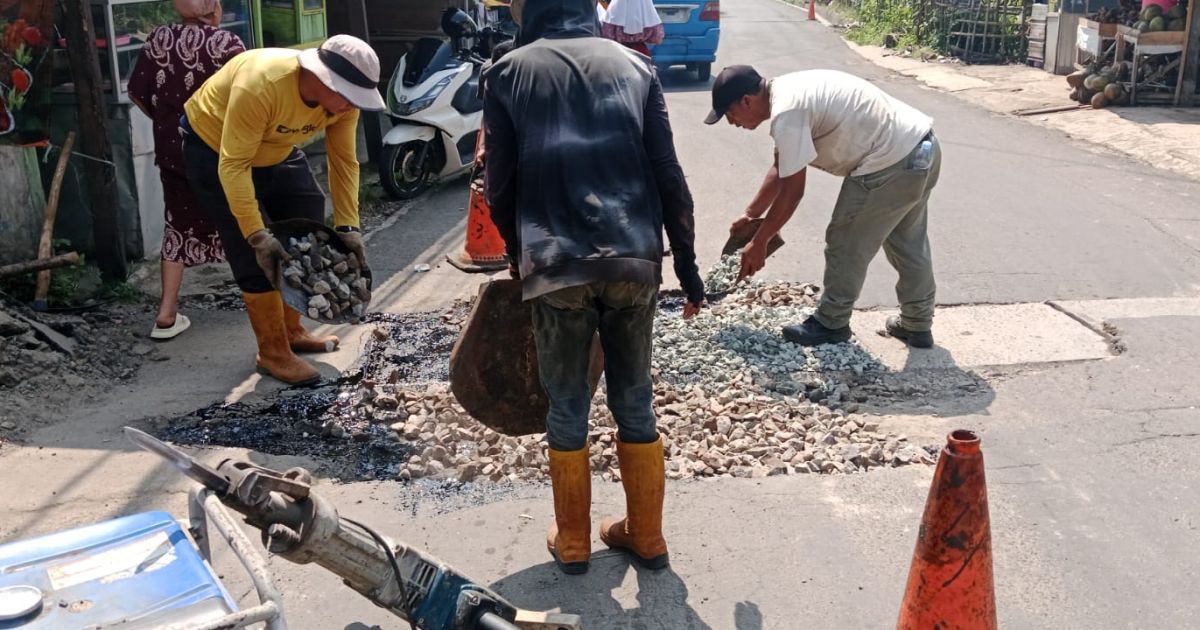 Dinas PU Kabupaten Bogor mulai melakukan tambal sulam Jalan Karehkel di Leuwiliang setelah dikeluhkan warga karena berlubang dan rawan kecelakaan.