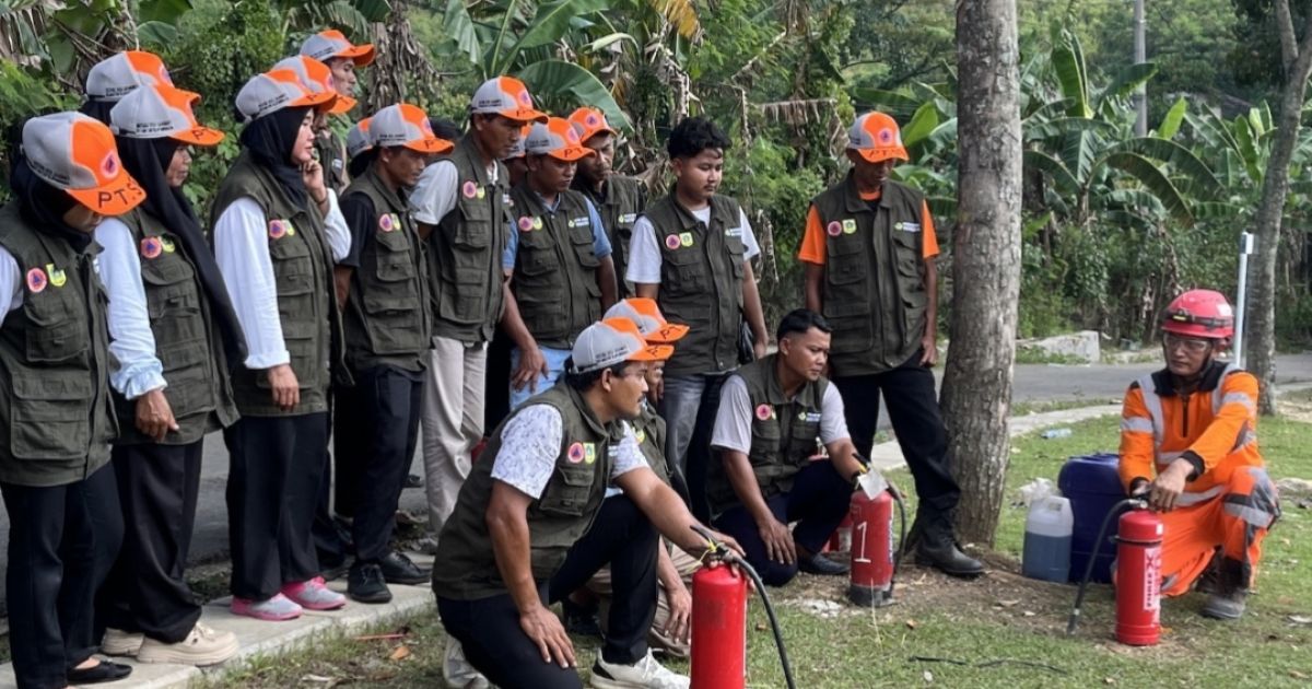 PT Solusi Bangun Indonesia bersama BPBD Kabupaten Bogor menggelar pelatihan dan pembentukan DESTANA di Desa Ligarmukti untuk meningkatkan kesiapsiagaan masyarakat menghadapi bencana.