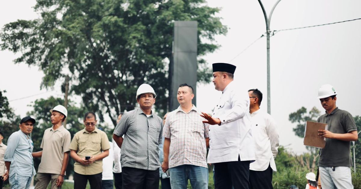 Bupati Bogor Rudy Susmanto meninjau progres pembangunan Alun-Alun Kabupaten Bogor dan penataan kawasan Taman Siliwangi serta Masjid Baitul Faizin yang ditargetkan lebih terbuka dan nyaman bagi masyarakat.
