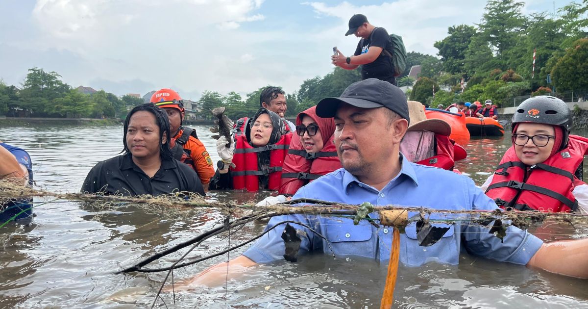 Bupati Bogor Rudy Susmanto memimpin aksi penangkapan 220 kg ikan sapu-sapu di Situ Citatah, sekaligus menebar eco enzyme dan 5.000 bibit ikan lokal untuk menjaga ekosistem sungai.Rabu (20/5/2026)