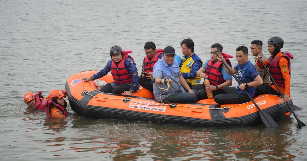 Rudy Susmanto Turun Langsung Tangkap Ikan Sapu-Sapu di Situ Citatah, 220 Kg Berhasil Diangkat