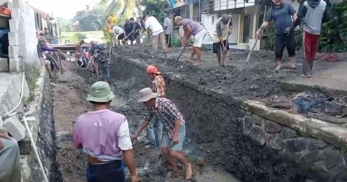 Warga Kampung Parungsapi, Desa Sipak, Jasinga, bergotong royong membersihkan saluran irigasi dari sedimentasi dan sampah sebagai upaya mencegah banjir saat musim hujan.