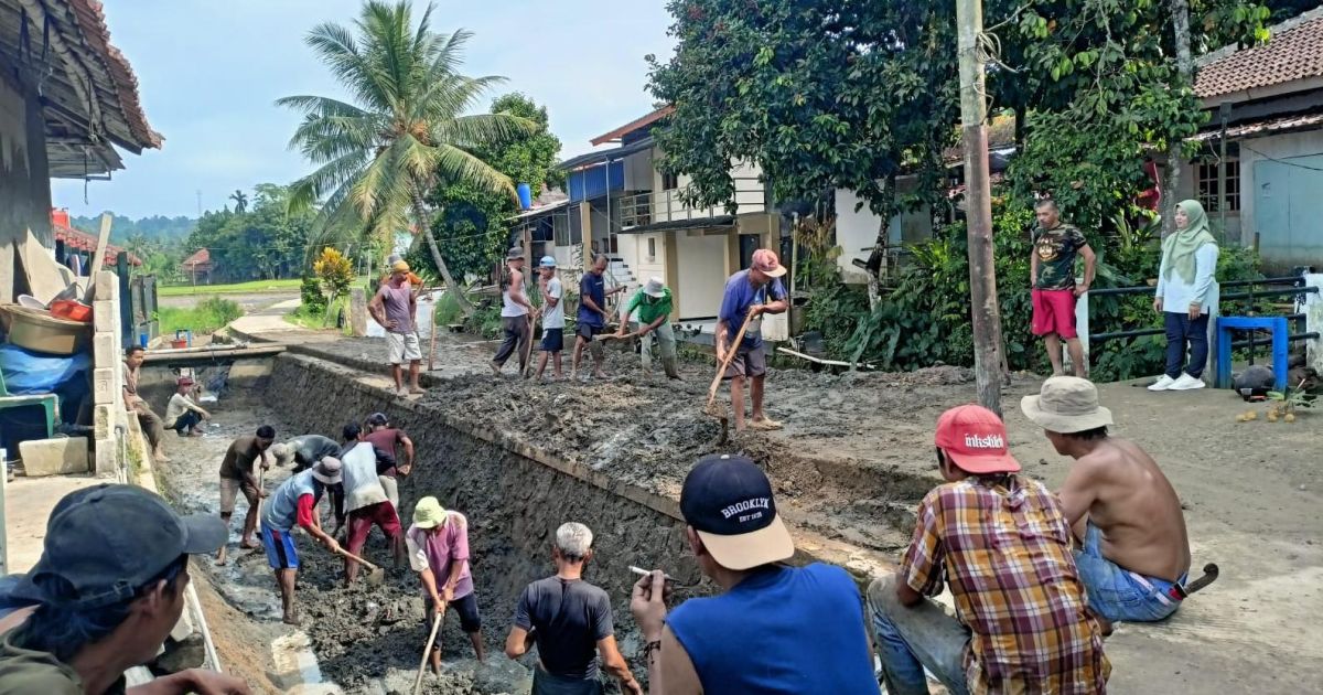 Saluran Irigasi Tersumbat Sedimentasi, Warga Jasinga Turun Tangan Bersihkan