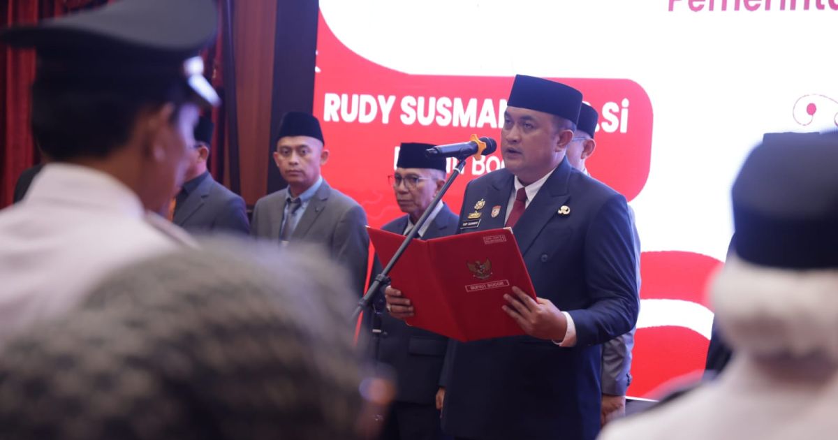 Bupati Bogor Rudy Susmanto melantik 32 pejabat Administrator, Pengawas, Fungsional, dan Pengawas Sekolah Ahli Utama untuk memperkuat tata kelola pemerintahan dan pelayanan publik.