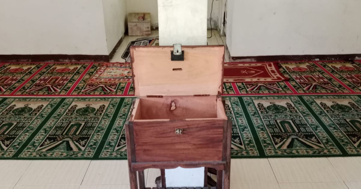 Kotak amal Mushola Babussalam di Kecamatan Nanggung, Kabupaten Bogor, dibobol maling. Uang sekitar Rp2 juta yang akan digunakan untuk operasional mushola dan santunan warga raib.
