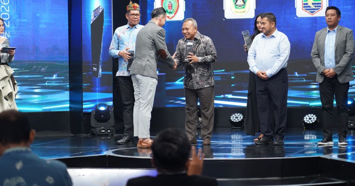 Kepala Diskominfo Kabupaten Bogor, Bambang Widodo Tawekal mewakili Bupati Bogor Rudy Susmanto menerima Digital Innovation Award 2026 berkat inovasi pelayanan publik digital melalui akun Instagram “Lapor Pak Bupati” dalam acara yang digelar I-News TV di MNC Conference Hall, Jakarta, Jumat (22/5/2026)