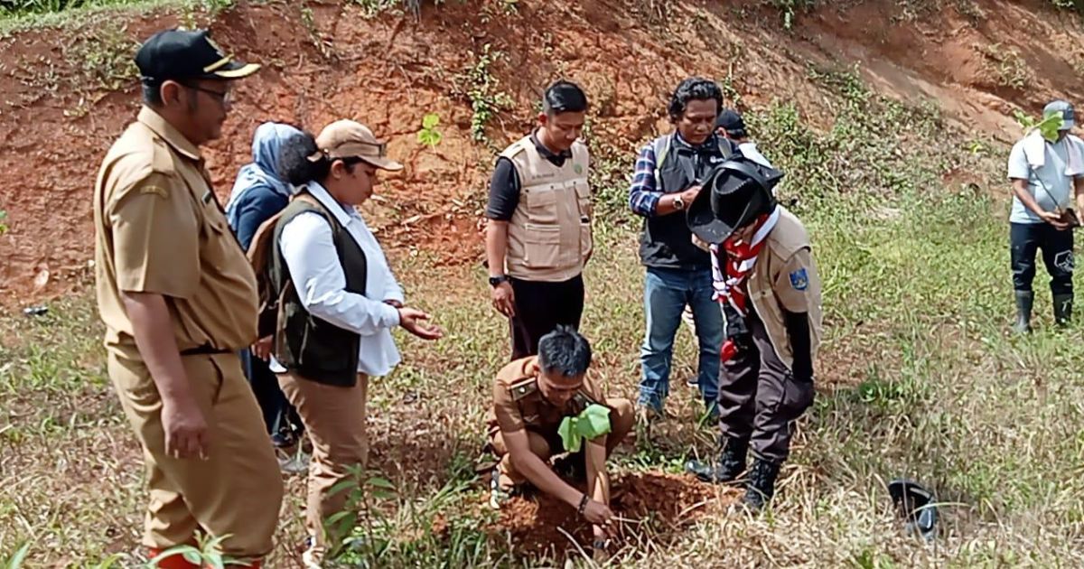 Warga Desa Koleang Gotong Royong Tanam Ratusan Pohon di Blok Cisengit
