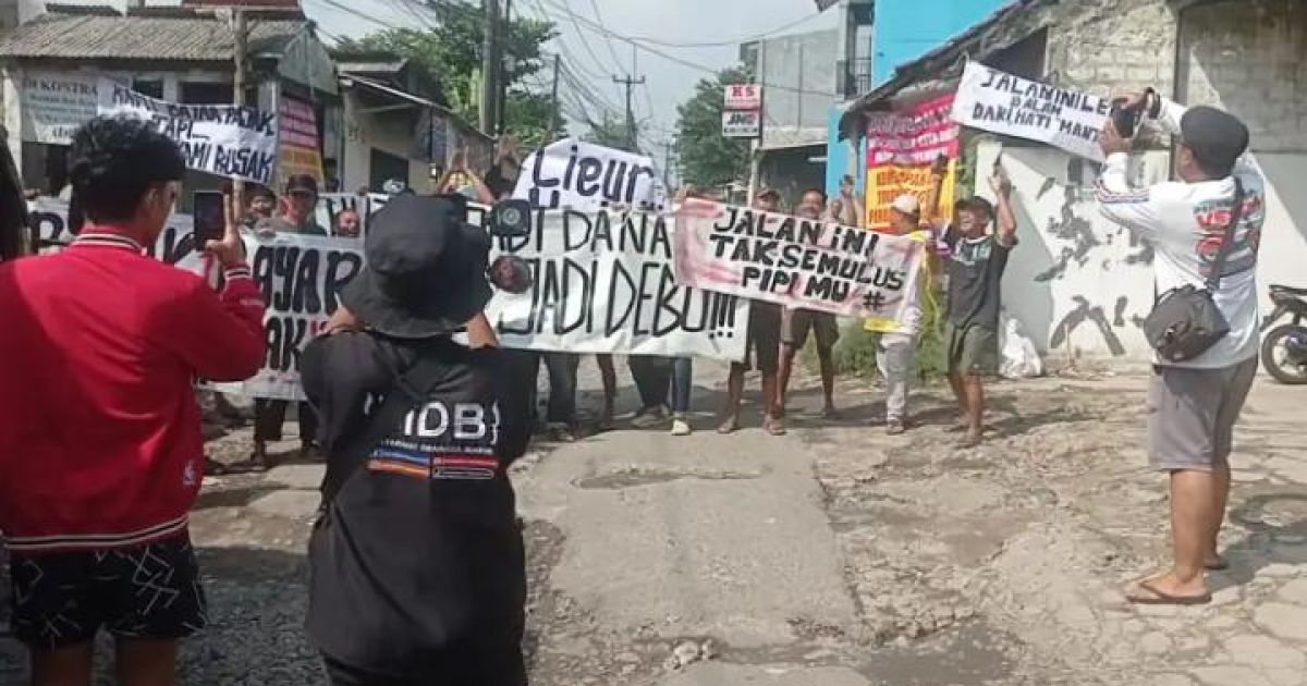 Jalan Rusak Tak Kunjung Diperbaiki, Warga Ciherang Gelar Aksi Demo