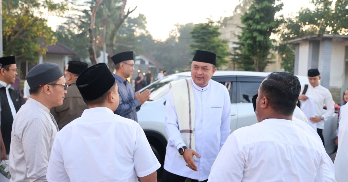 Rudy Susmanto Rayakan Idul Adha Bersama Warga di Masjid Baitul Faidzin