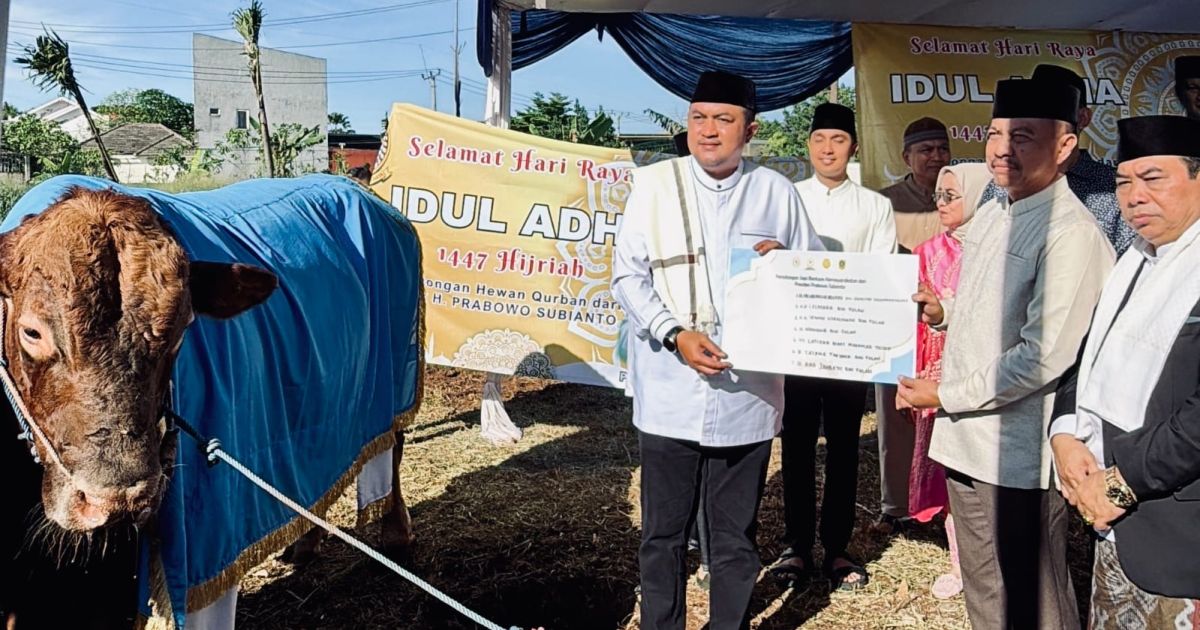Rudy Susmanto Serahkan Hewan Kurban Bantuan Presiden Prabowo di Masjid Raya Nurul Wathon