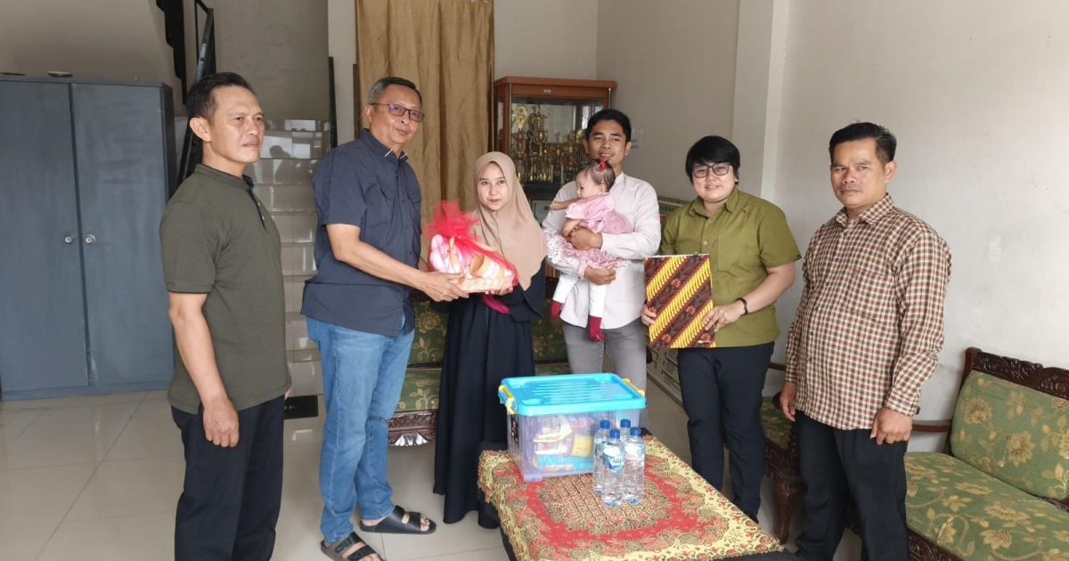 Balita asal Desa Malasari, Kecamatan Nanggung, Kabupaten Bogor menerima kado ulang tahun dan dokumen kependudukan dari Disdukcapil Kabupaten Bogor bertepatan dengan peringatan Hari Jadi Bogor ke-544. Program ini menjadi bentuk pelayanan administrasi yang humanis hingga pelosok desa.