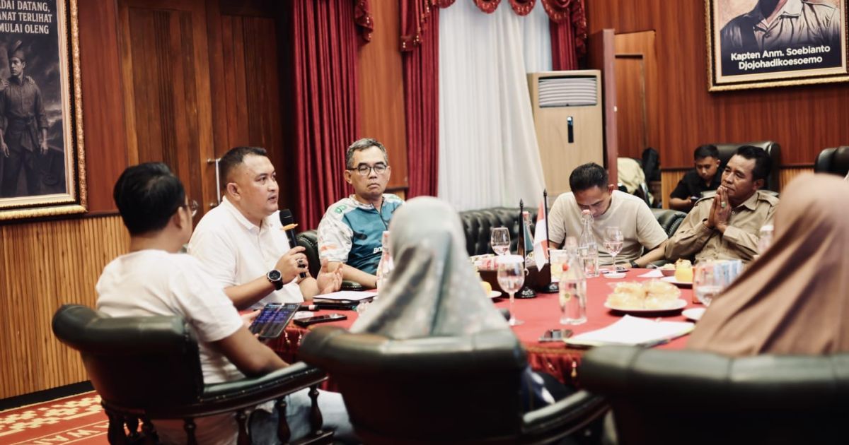 Bupati Bogor Rudy Susmanto berdiskusi dengan Forum Kampung Ramah Lingkungan di Pendopo Bupati. Pertemuan membahas kolaborasi menjaga kelestarian lingkungan serta mendorong terwujudnya Kabupaten Bogor yang bersih, hijau, dan berkelanjutan.