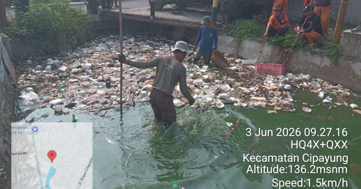 Dinas PUPR Kota Depok melalui Satgas SDA berhasil membersihkan tumpukan sampah di Situ Citayem, Cipayung. Sebanyak satu truk sampah diangkut untuk menjaga kelancaran aliran air dan mencegah banjir.