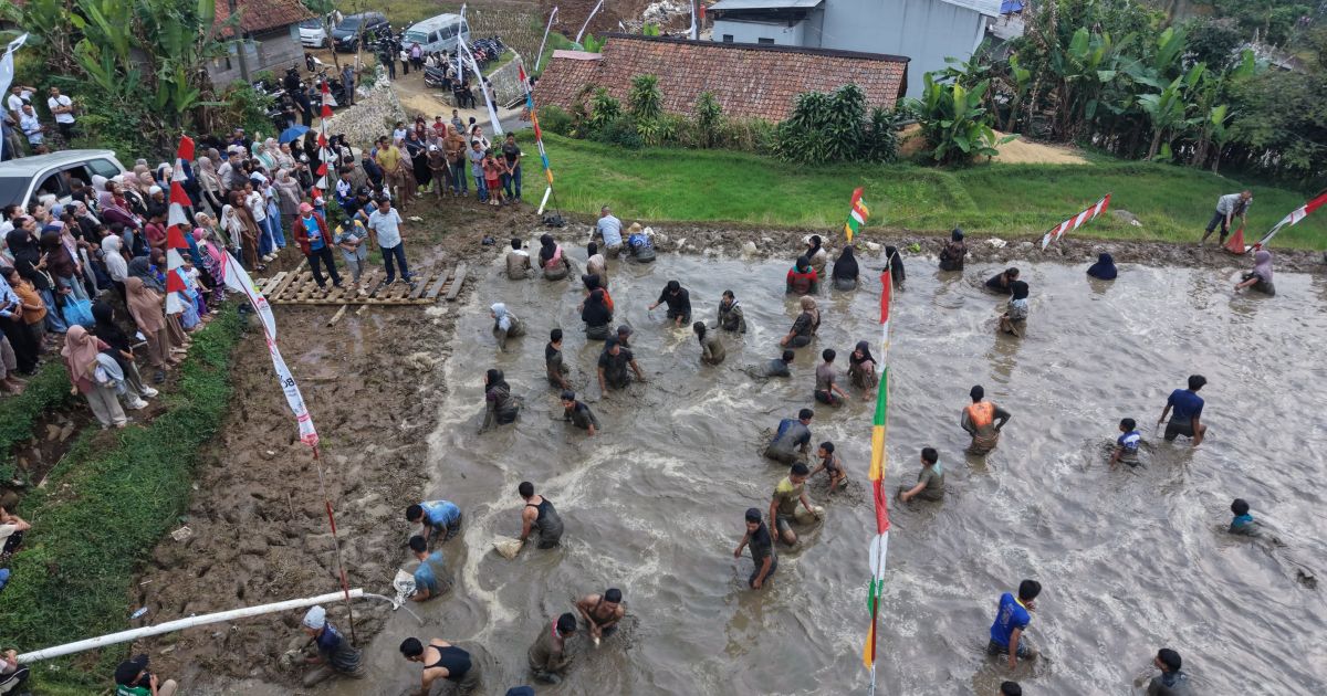 Ratusan warga Desa Malasari, Nanggung, meriahkan Hari Jadi Bogor ke-544 dengan mengikuti Ngubek Empang yang digelar Pemkab Bogor. Sebanyak 200 kilogram ikan mas ditebar dan menjadi rebutan peserta dari berbagai kalangan. Selasa (2/6/2026).