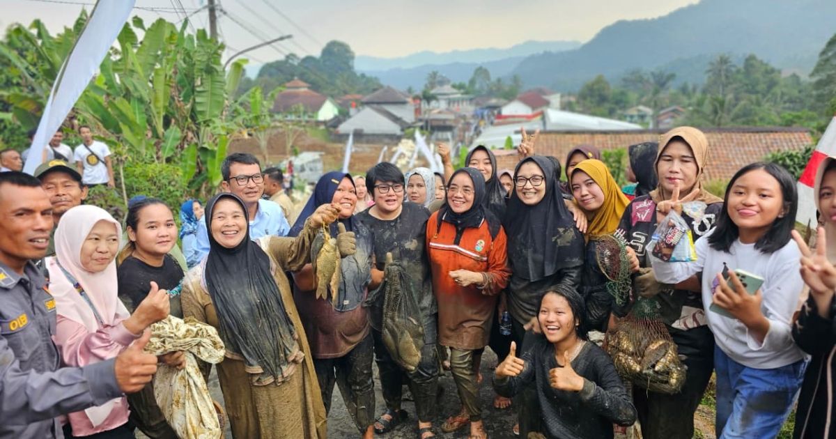 Ratusan Warga Malasari Antusias Ikuti Ngubek Empang HJB ke-544, 200 Kg Ikan Mas Jadi Rebutan