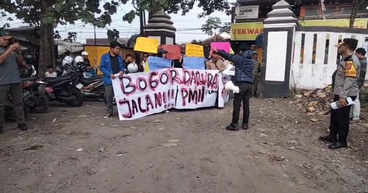 Ratusan mahasiswa PMII INAIS Bogor menggelar aksi di Kantor UPT Infrastruktur Jalan dan Jembatan Wilayah IV, mendesak Pemkab Bogor segera memperbaiki jalan rusak di Cibatok, Cikampak, dan Cemplang demi keselamatan masyarakat.