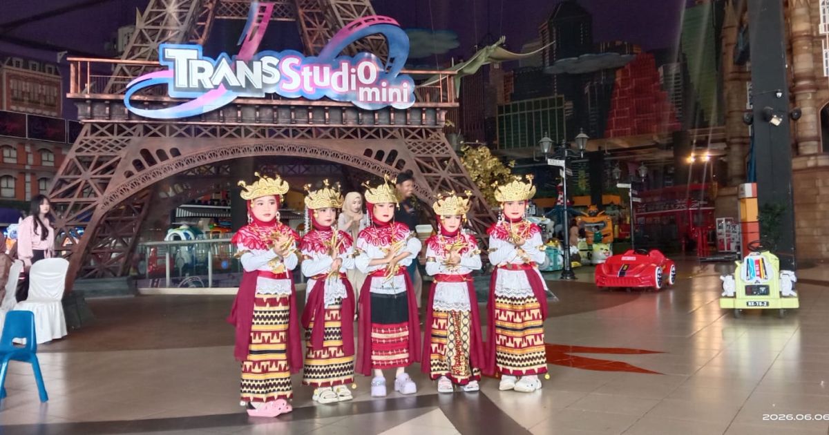 Keysa Naura Putri bersama rekan-rekannya tampil memukau membawakan Tari Sembah khas Lampung pada acara perpisahan dan pelepasan siswa TK Bundaku Tahun Ajaran 2025-2026 di Transmart Way Halim Bandar Lampung.