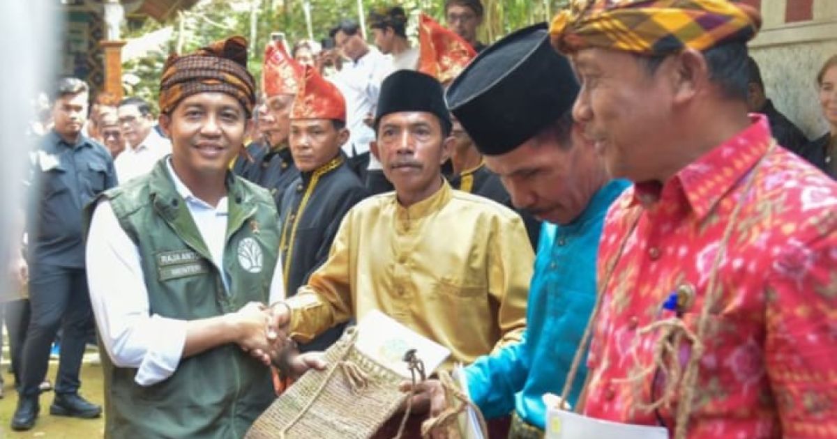 Menhut Serahkan 10 SK Hutan Adat dan Luncurkan Peta Jalan Percepatan Hutan Adat 2025-2029 di Lebak