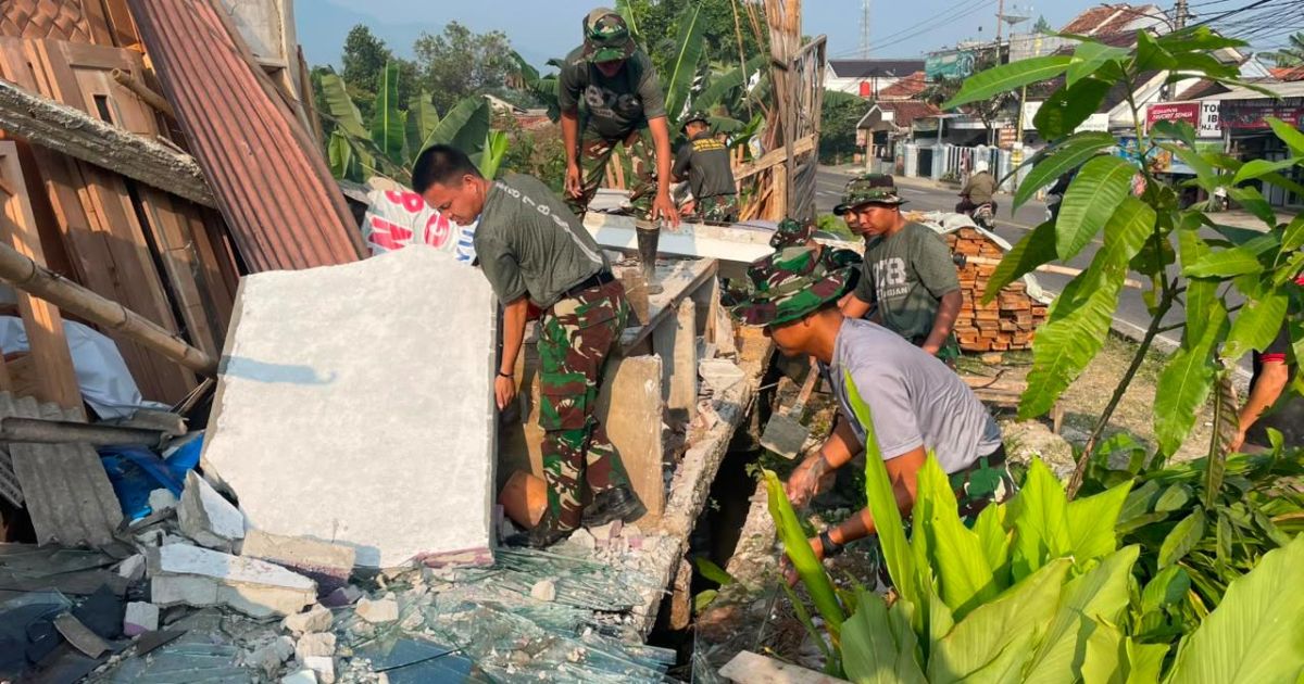 Rumah Ambruk di Leuwisadeng, Yonif TP 878/Galuh Pakuan Bantu Pengamanan Lokasi