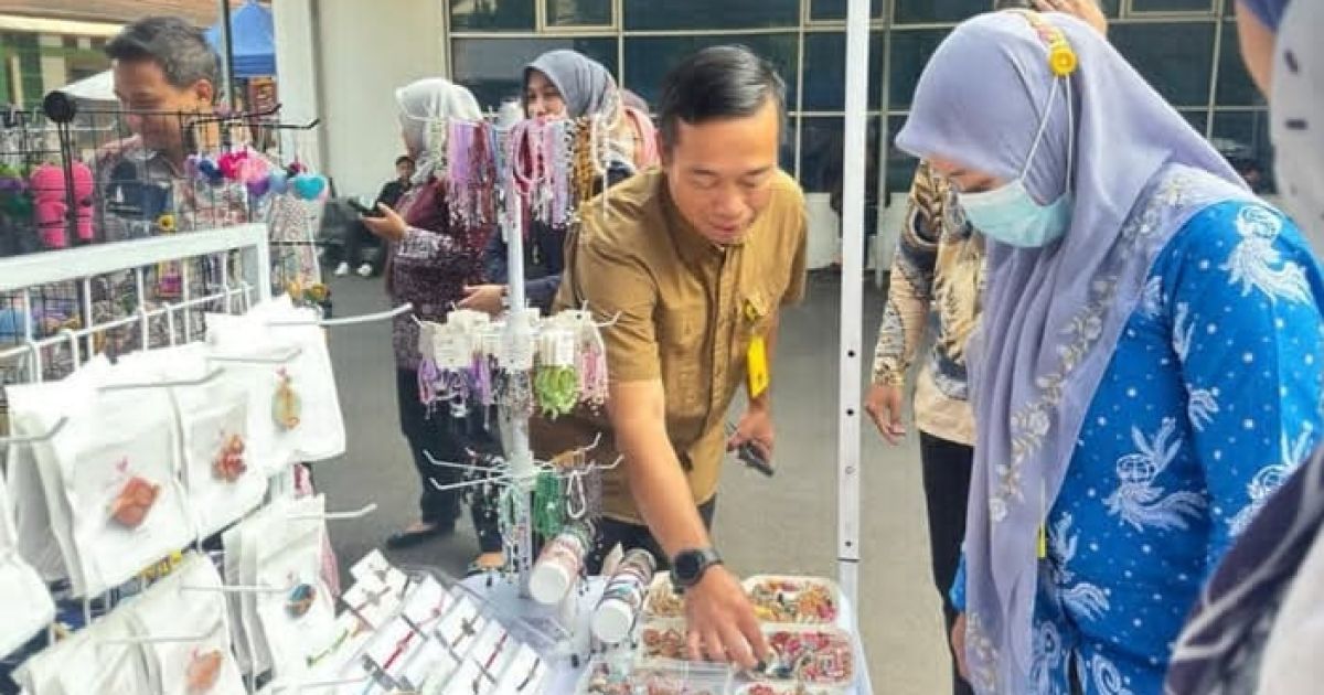 Kepala Kantor Pertanahan Kota Depok Budi Jaya meninjau Pekan Bazaar UMKM Kelurahan Tugu yang digelar 9–12 Juni 2026. Kegiatan ini menjadi wadah promosi produk lokal dan upaya mendorong UMKM naik kelas.