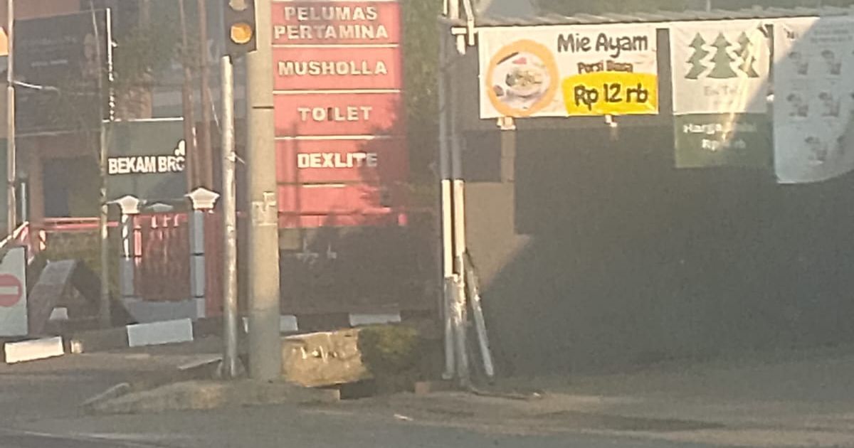 SPBU 34-16926 di Cibinong, Kabupaten Bogor, disorot setelah diduga melayani pengisian Pertalite berulang oleh satu kendaraan. Warga meminta Pertamina dan aparat melakukan investigasi.