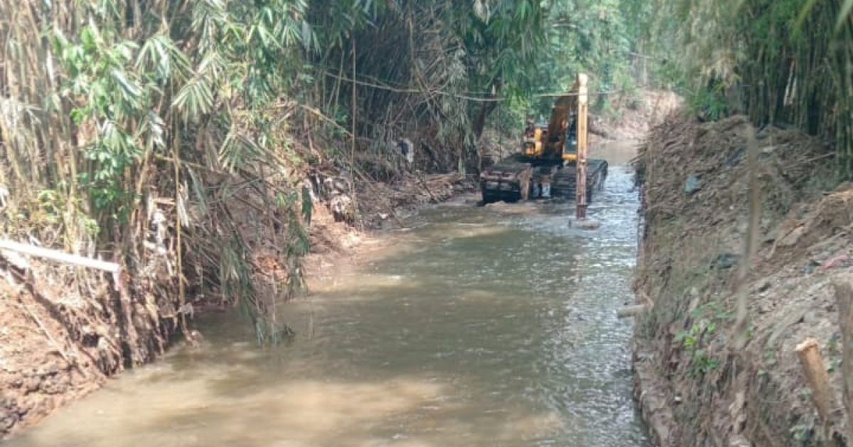 Pemkot Depok melakukan normalisasi Kali Pesanggrahan di kawasan Jembatan Jago, Sawangan, dengan pengerukan sedimentasi hingga dua meter untuk meningkatkan kapasitas sungai dan mengurangi risiko banjir.