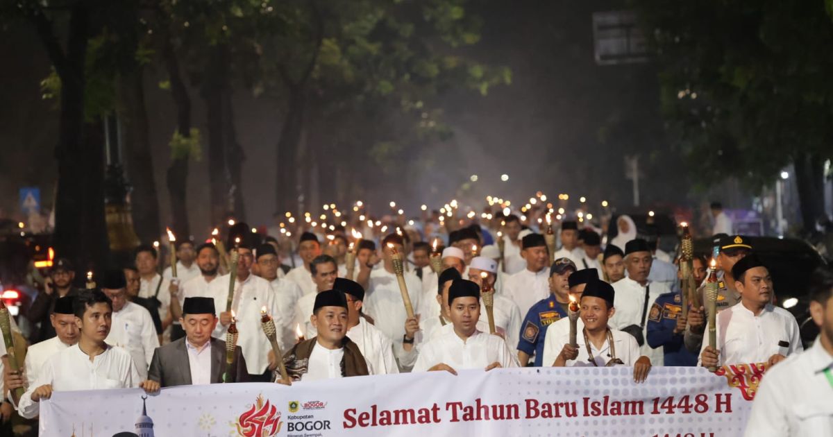 Ribuan warga mengikuti pawai obor menyambut Tahun Baru Islam 1 Muharram 1448 Hijriah di Cibinong. Sekda Kabupaten Bogor Ajat Rochmat Jatnika menyebut pawai obor sebagai simbol semangat hijrah menuju kehidupan yang lebih baik.