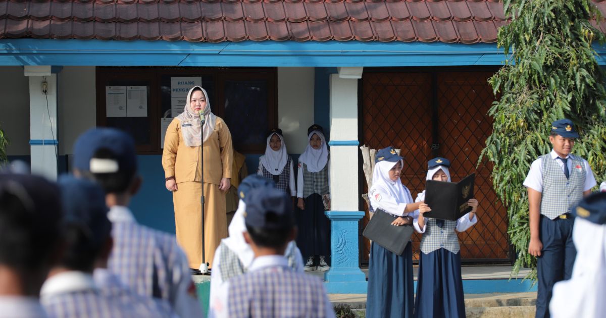 Dirut RSUD Bakti Pajajaran dr. Yukie Meistisia Anandaputri Satoto, M.H (Kes., saat menjadi Pembina Upacara di salah satu SMPN di Kabupaten Bogor.