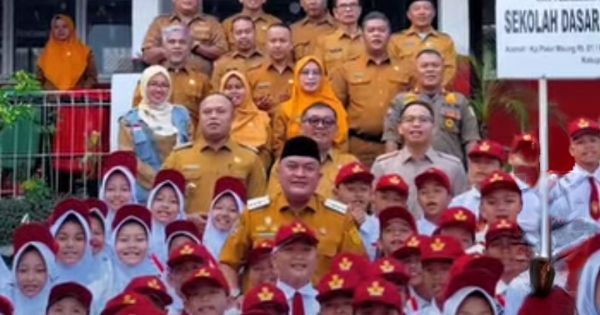 Bupati Bogor Rudy Susmanto memastikan Program Makan Bergizi Gratis dan perbaikan infrastruktur pendidikan berjalan optimal melalui program Kami Mendengar yang melibatkan seluruh OPD turun langsung ke sekolah.