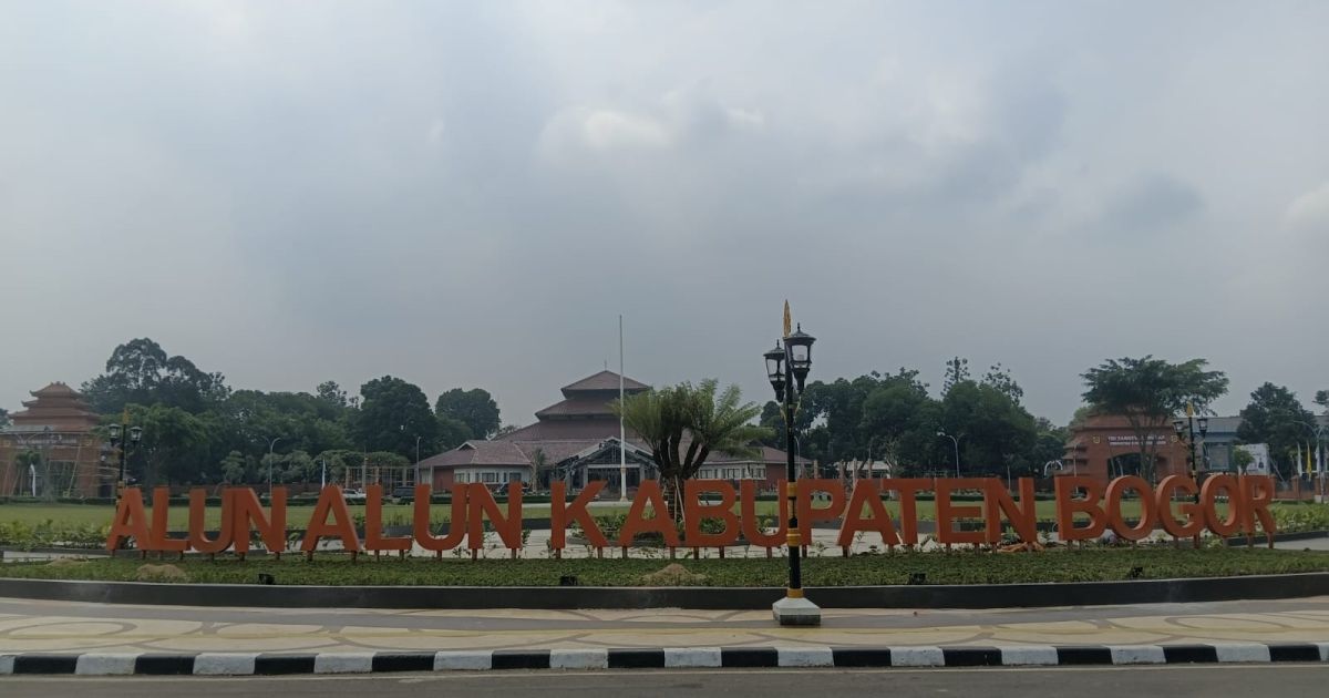 Alun-Alun Kabupaten Bogor hadir dengan konsep tanpa pagar pembatas sebagai simbol keterbukaan pemerintah. Ruang publik ini diharapkan menjadi wadah interaksi dan partisipasi masyarakat.