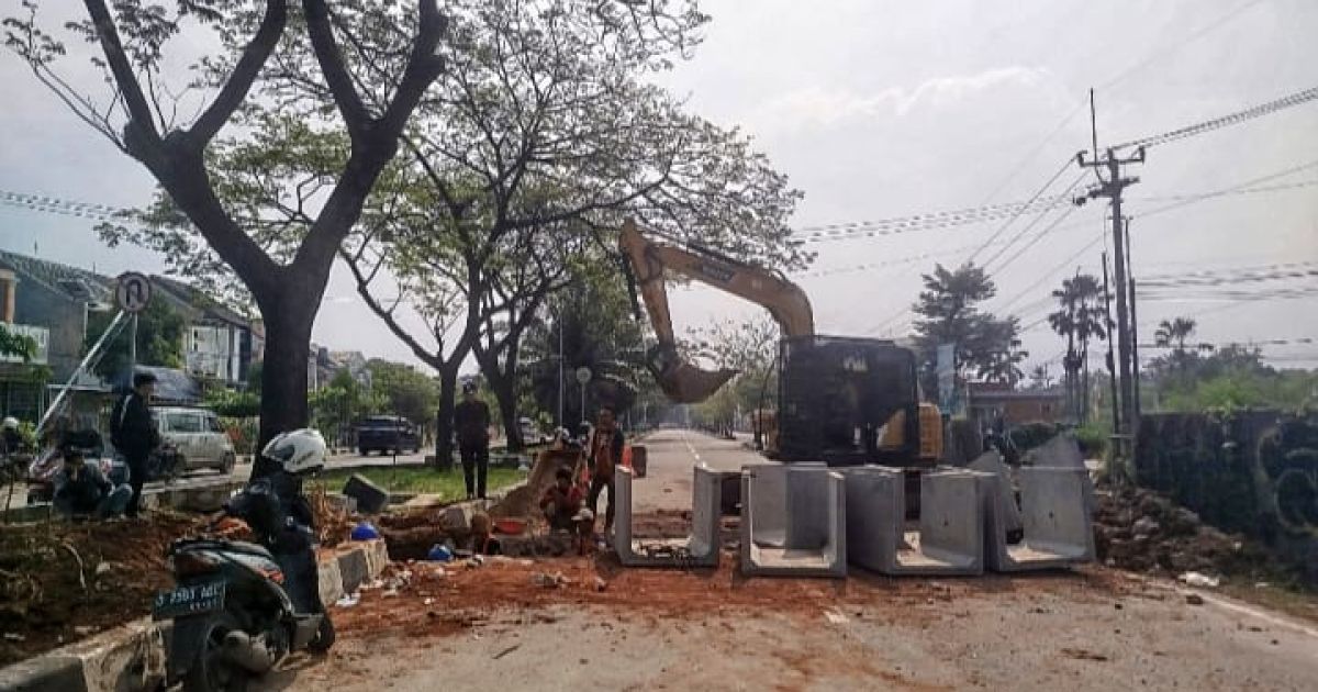 Pemerintah Kota Depok membangun sodetan drainase sepanjang 78 meter di kawasan Boulevard Grand Depok City untuk mengurangi risiko banjir dan genangan serta mengoptimalkan sistem drainase menuju Kali Cikumpa.