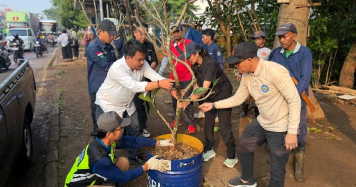 Pemkot Depok bersama UIII dan DLHK menata koridor Jalan Raya Bogor melalui Program ASRI dengan menanam 20 pohon Kamboja Bali untuk menciptakan lingkungan yang lebih hijau, indah, dan nyaman.