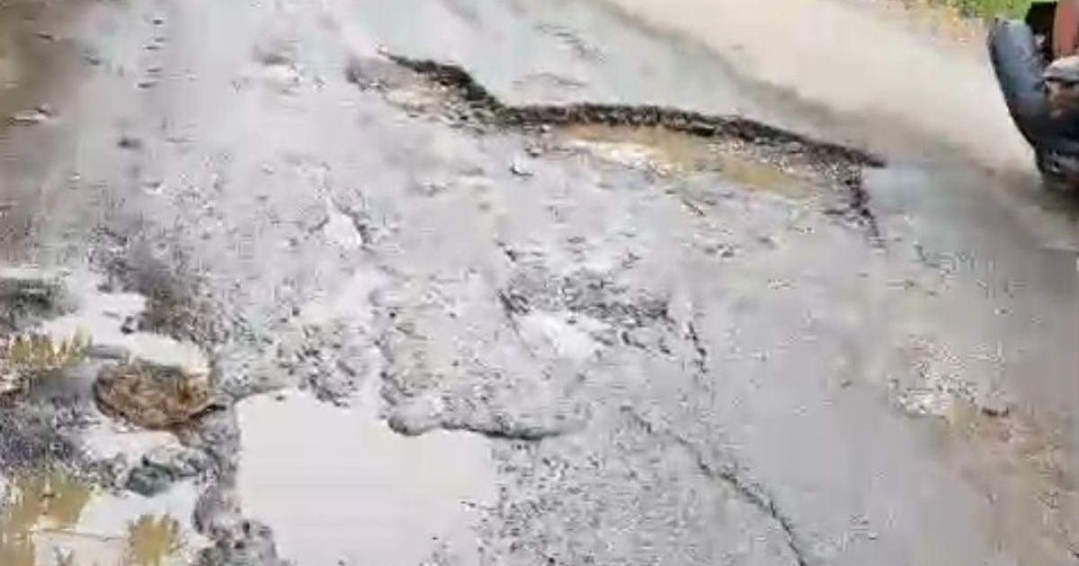 Jalan Lapangan Tembak Cibungbulang Rusak Parah, Warga Keluhkan Minimnya Drainase