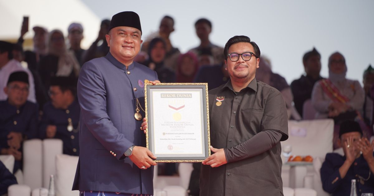 Bupati Bogor Rudy Susmanto menerima penghargaan Rekor MURI pada penutupan rangkaian Hari Jadi Bogor (HJB) ke-544. Kabupaten Bogor mencatat rekor memainkan 2.000 alat musik karinding oleh ASN terbanyak dan webinar ASN tingkat kabupaten dengan peserta terbanyak.