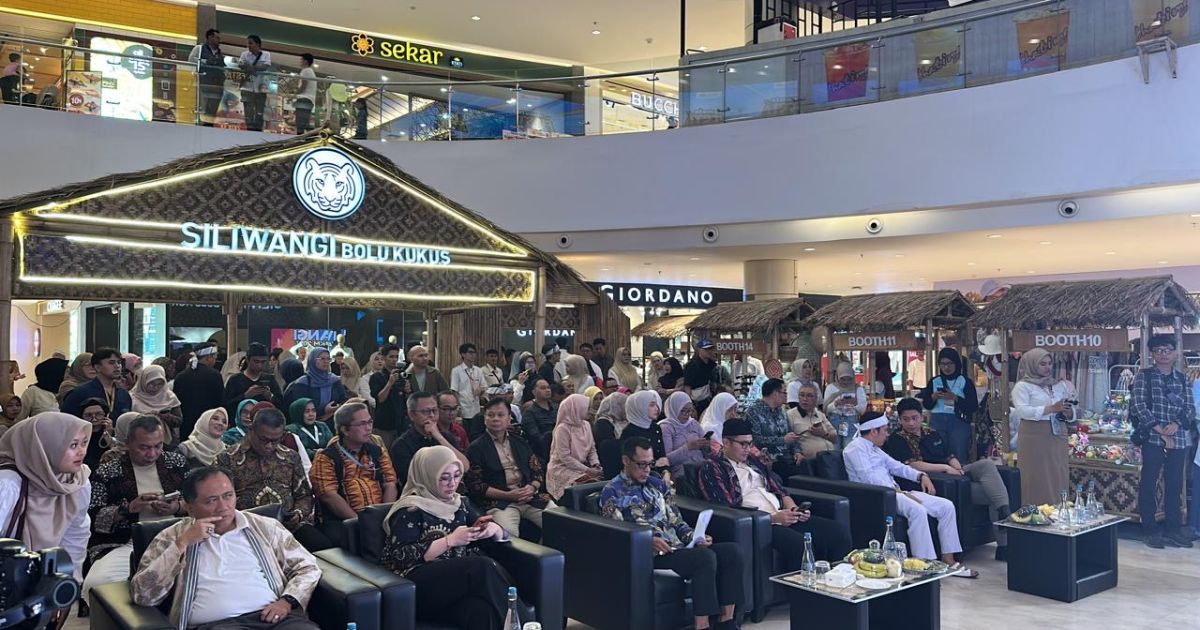 Pemkab Bogor menggelar Gebyar UMKM HJB ke-544 di Cibinong City Mall. Sebanyak 43 UMKM menampilkan produk unggulan sebagai upaya memperkuat ekonomi lokal dan meningkatkan daya saing usaha masyarakat.