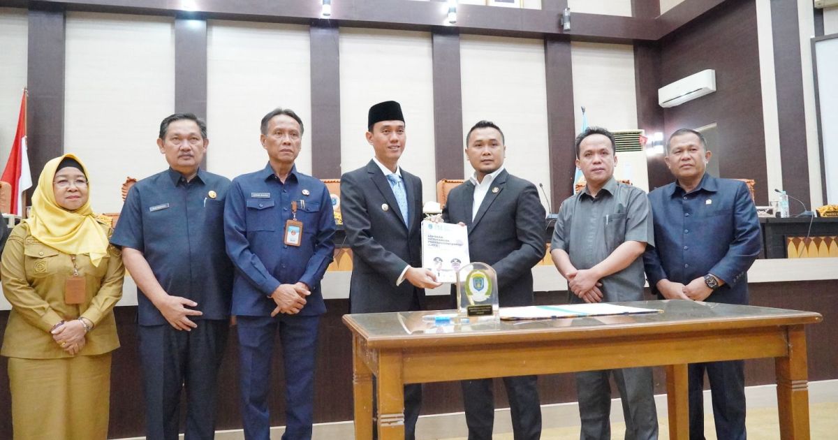 Bupati OKI H. Muchendi Mahzareki menyampaikan LKPJ Tahun Anggaran 2025 kepada DPRD OKI. Sejumlah indikator pembangunan menunjukkan tren positif, mulai dari penurunan kemiskinan dan pengangguran hingga peningkatan IPM.