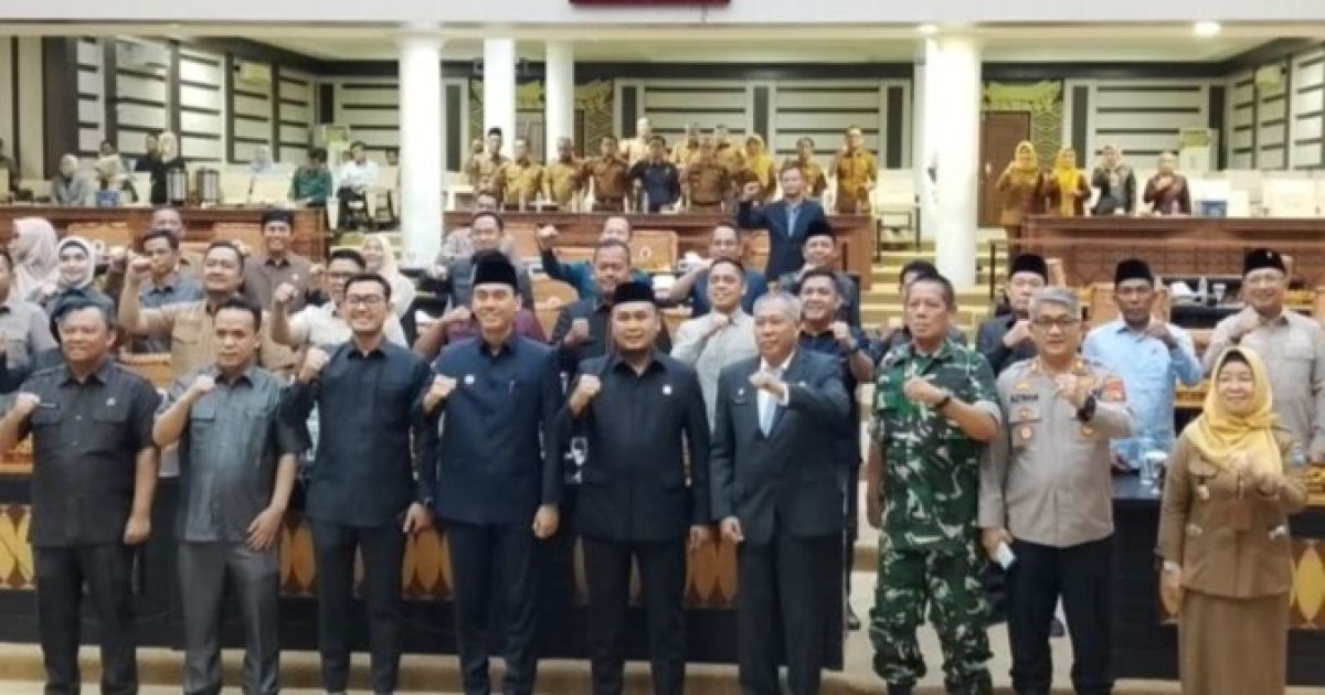 DPRD OKI, DPRD Ogan Komering Ilir, Rapat Paripurna DPRD OKI, Farid Hadi Sasongko, Muchendi Mahzareki, Pemkab OKI, Pajak Daerah OKI, Retribusi Daerah OKI, Raperda OKI 2026, Bapemperda OKI, Reses DPRD OKI, Legislasi Daerah, Pemerintahan OKI, Kayuagung, Sumatera Selatan, Forkopimda OKI, Berita OKI, Pembangunan OKI, Sidang DPRD OKI, Kebijakan Daerah