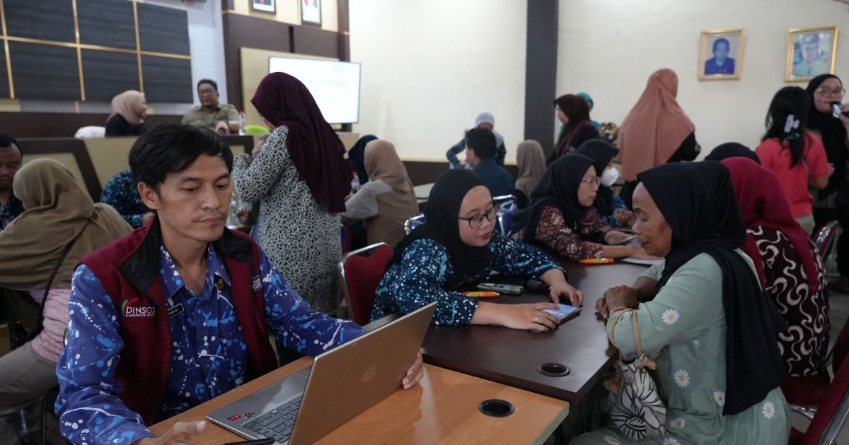 Pemkab Bogor menjadikan Desa Bojonggede sebagai pilot project digitalisasi bantuan sosial melalui Portal Perlinsos. Program ini bertujuan meningkatkan akurasi data dan memastikan bansos tepat sasaran bagi masyarakat yang berhak.