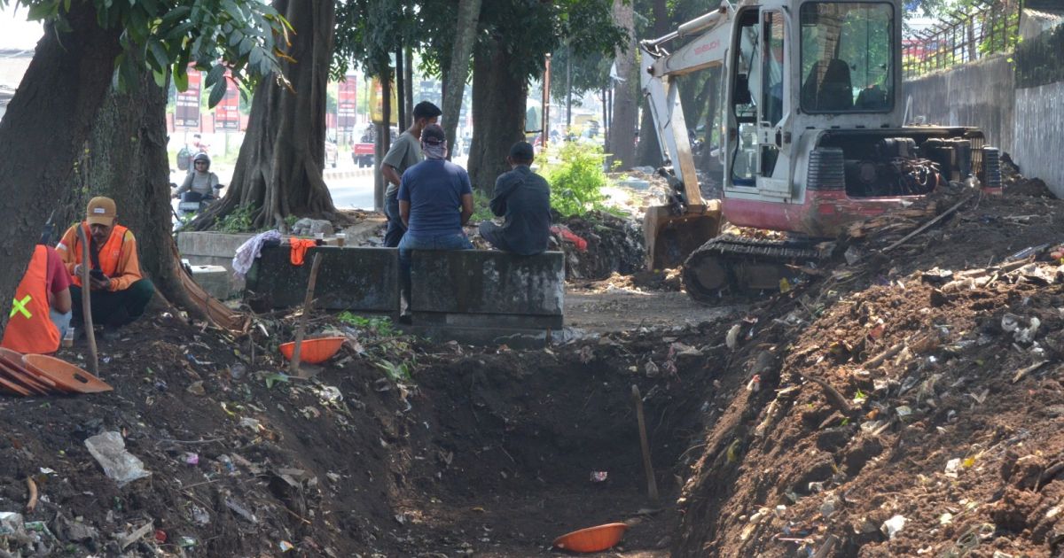 Bupati Bogor Rudy Susmanto mempercepat normalisasi saluran air dan irigasi di sejumlah wilayah untuk menjaga pasokan air pertanian, perikanan, dan mengantisipasi kekeringan saat musim kemarau.