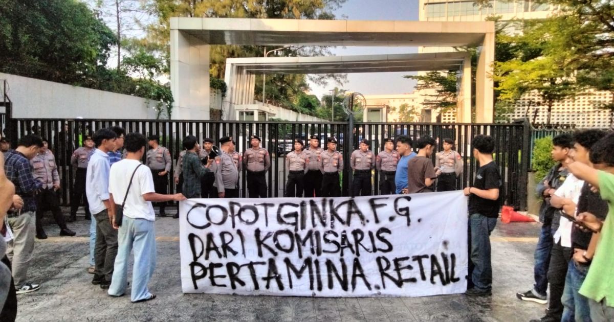 Gerakan Mahasiswa Se-Nusantara menggelar aksi di Kantor Pusat Pertamina, Jakarta, mendesak evaluasi pengangkatan Ginka Febriyanti Ginting sebagai Komisaris PT Pertamina Retail dengan alasan pentingnya profesionalisme dan tata kelola BUMN.