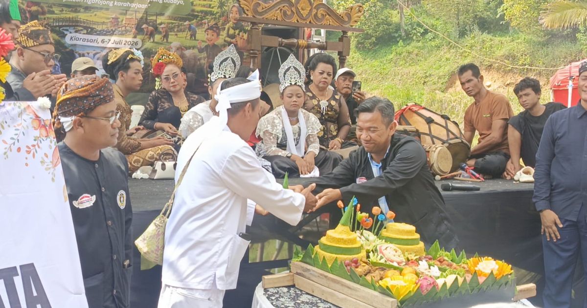Festival Adat dan Budaya Saba Lembur II di Curug Cidurian, Sukajaya, Bogor berlangsung meriah. Tradisi ngubek empang, pawai hasil bumi, dan pemberdayaan masyarakat menjadi daya tarik wisata berbasis budaya dan lingkungan.