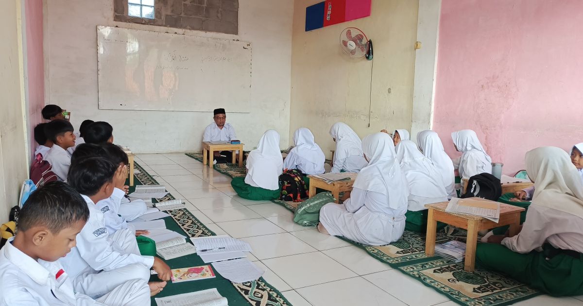 Wakil Ketua Komisi 1 DPRD Kabupaten Bogor Achmad Yaudin Sogir prihatin masih ada siswa MI di Kabupaten Bogor yang belajar di atas tikar akibat minimnya mebelair. DPRD Bogor mendorong program hibah mebel dan CSR perusahaan untuk membantu madrasah.