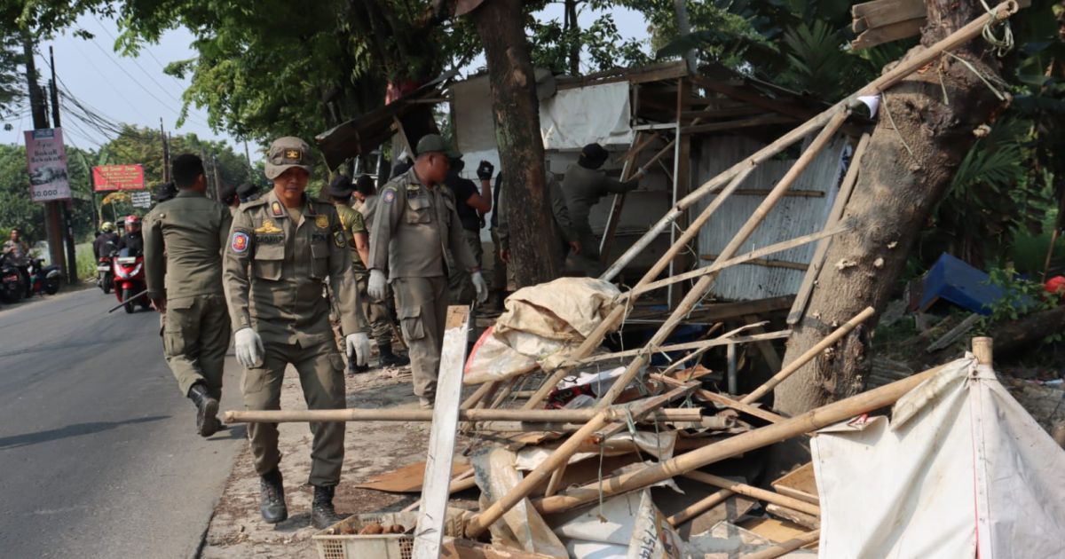 Satpol PP dan Kecamatan Ciseeng Tertibkan Bangunan di Atas Saluran Irigasi dan RUMIJA