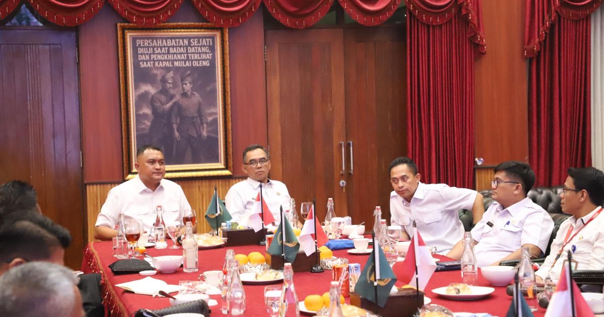 Bupati Bogor Rudy Susmanto memimpin rapat penataan wilayah Parung sebagai bagian dari program pemerataan pembangunan Kabupaten Bogor untuk menciptakan lingkungan yang bersih, tertata, aman, dan nyaman bagi masyarakat.